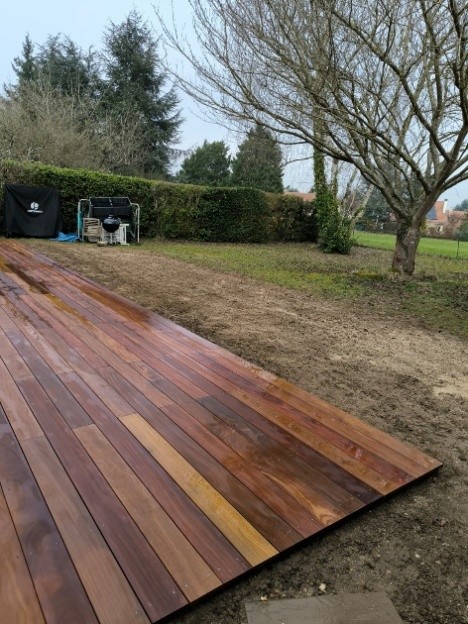 Terrasse en bois cumaru réalisée par Les Jardins Bueno